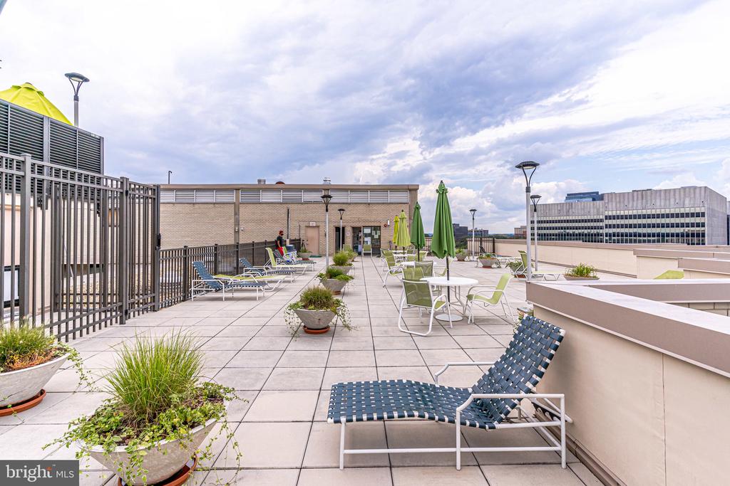 4242 E WEST 605