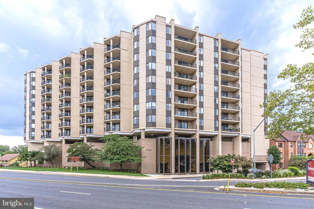 4242 E WEST 605
