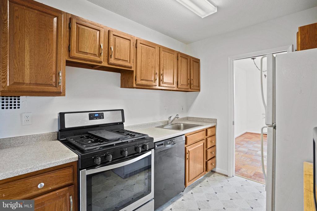 4242 E WEST 605