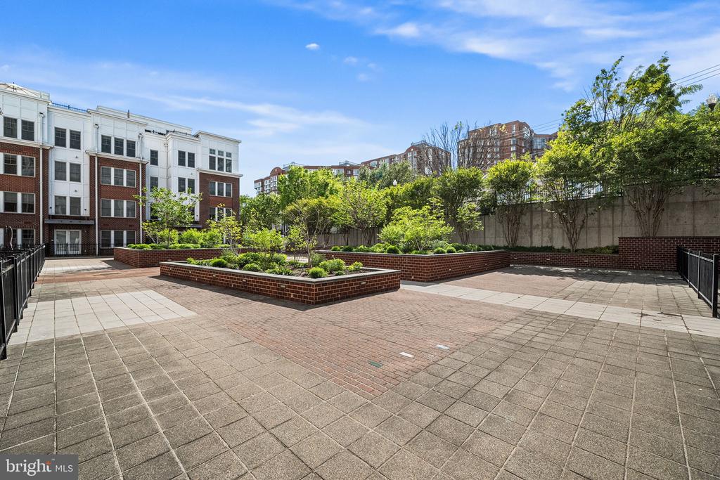 1418 N RHODES STREET Unit: B420