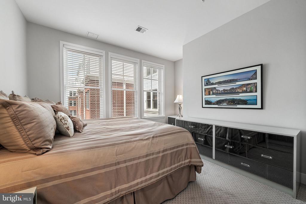 1418 N RHODES STREET Unit: B420