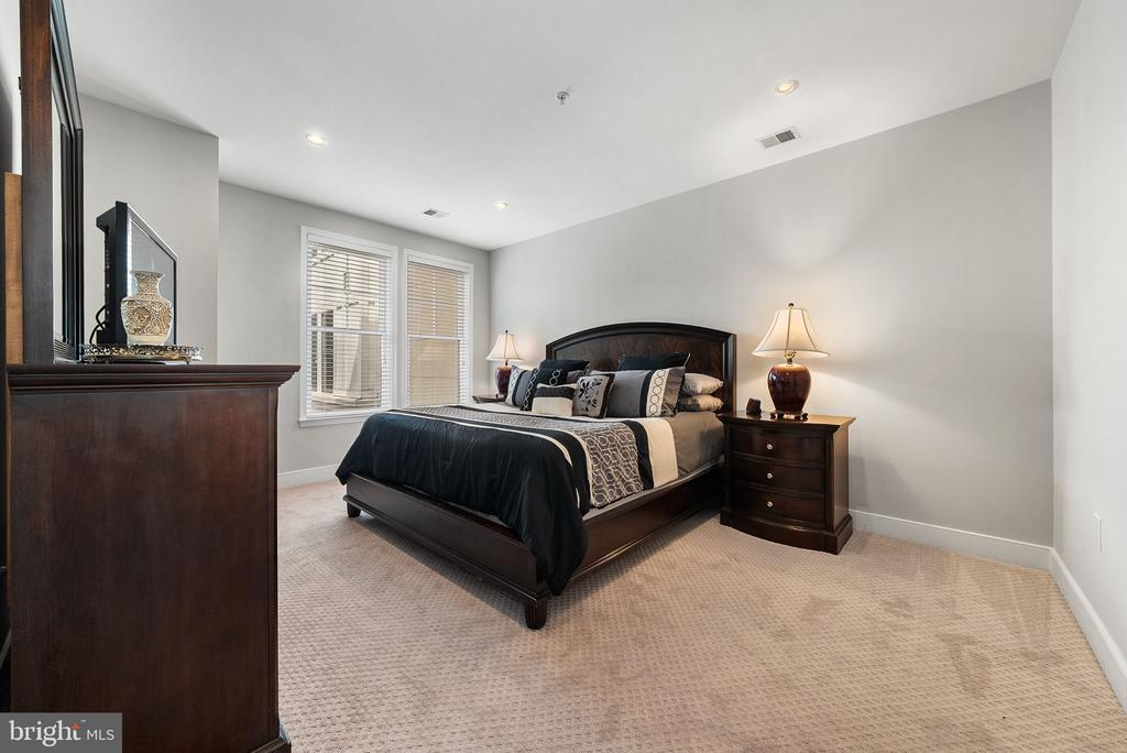1418 N RHODES STREET Unit: B420
