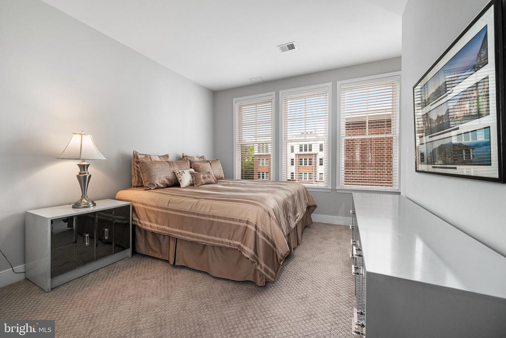 1418 N RHODES STREET Unit: B420