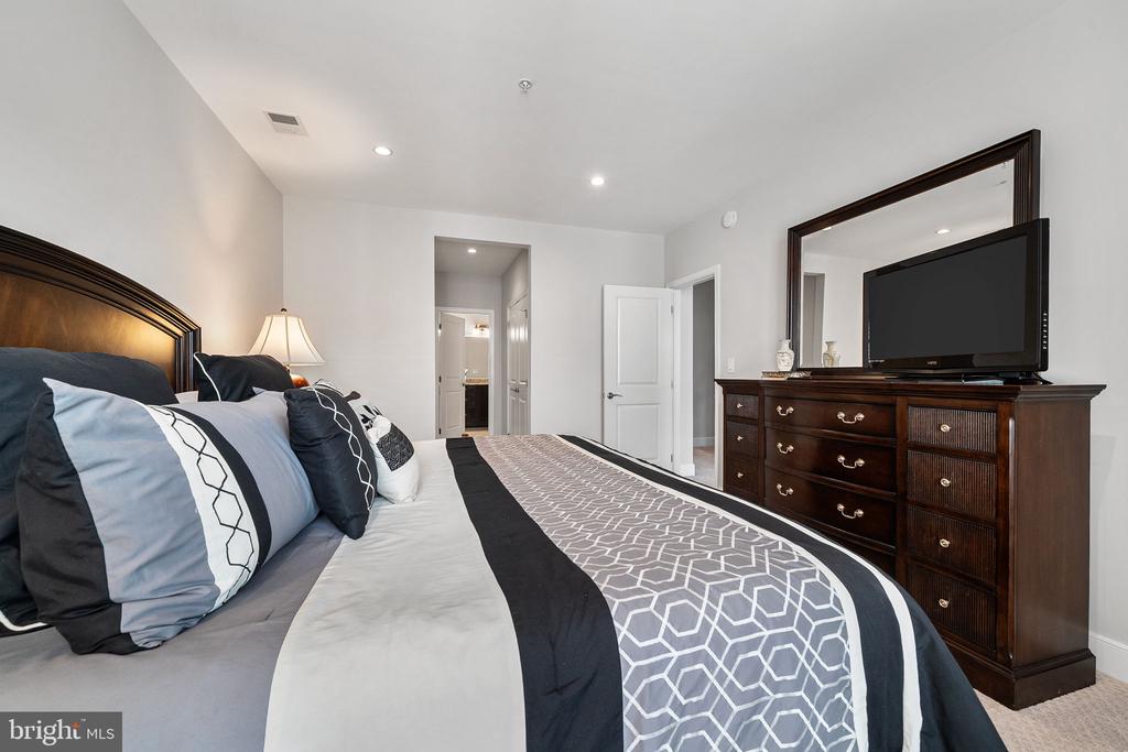 1418 N RHODES STREET Unit: B420
