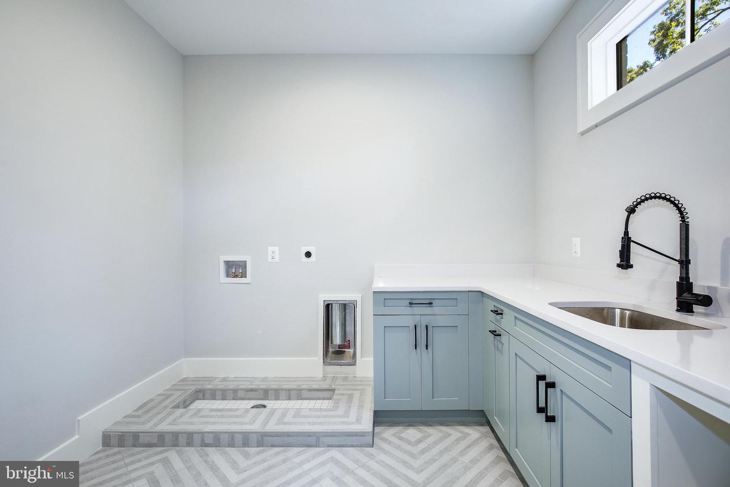 8020 Georgetown Pike