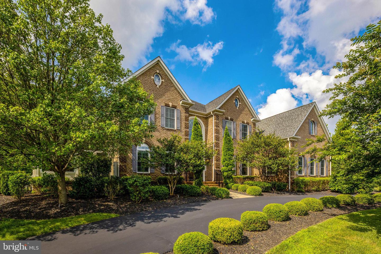 1678 Hunting Crest Way