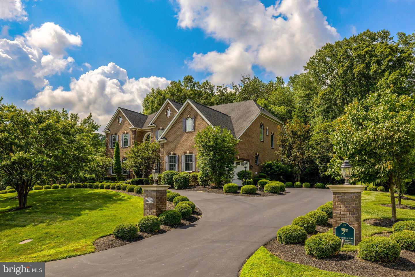 1678 Hunting Crest Way
