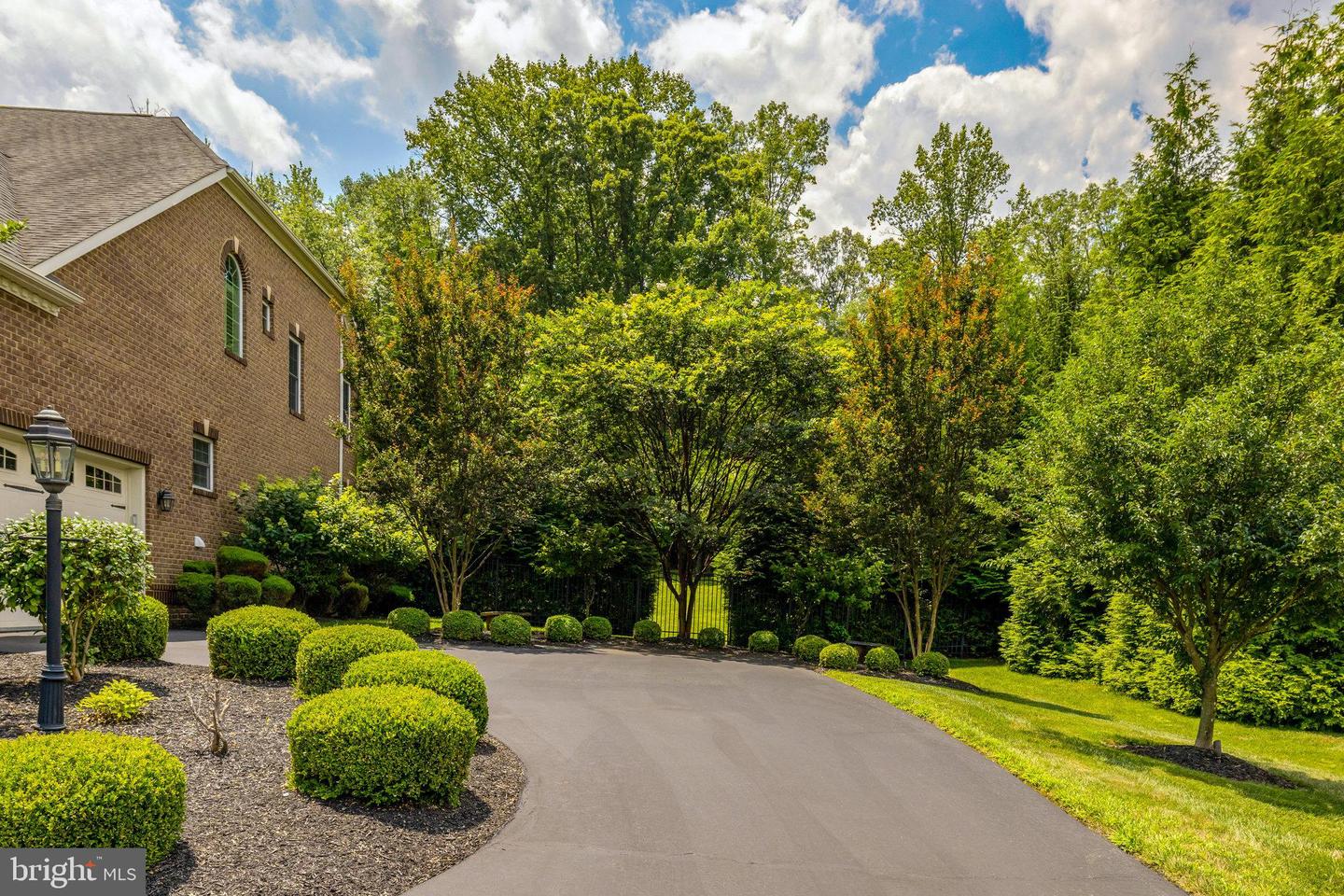 1678 Hunting Crest Way