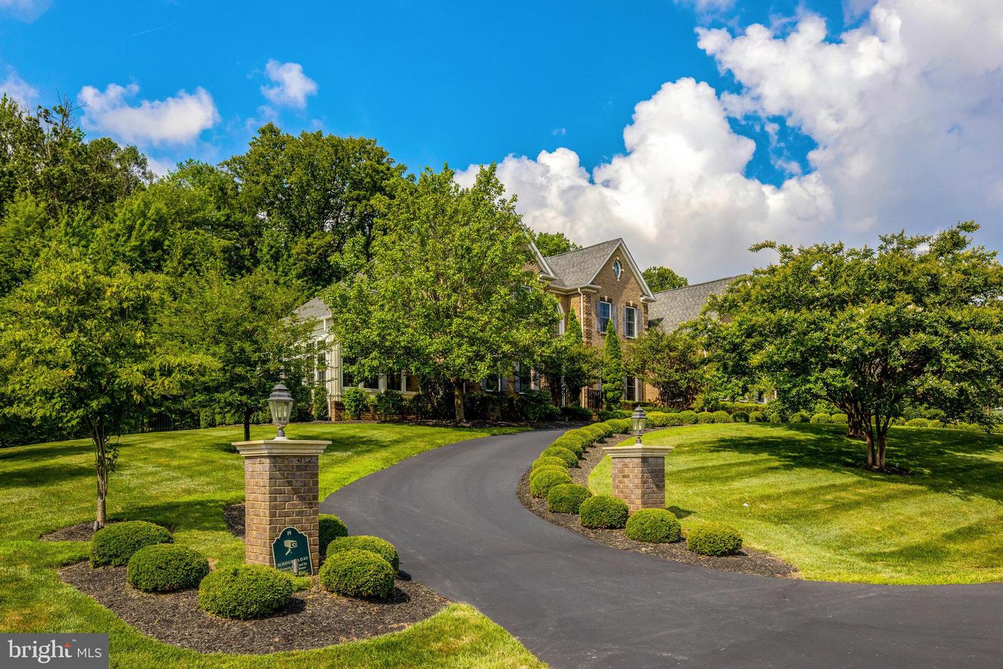 1678 Hunting Crest Way