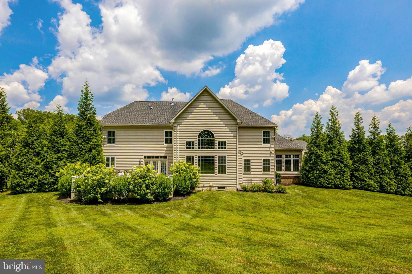 1678 Hunting Crest Way