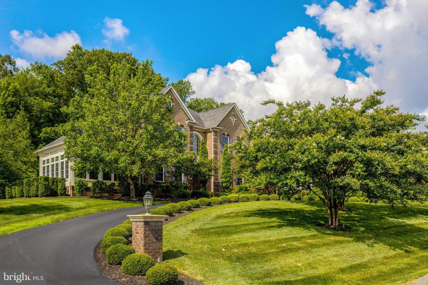 1678 Hunting Crest Way