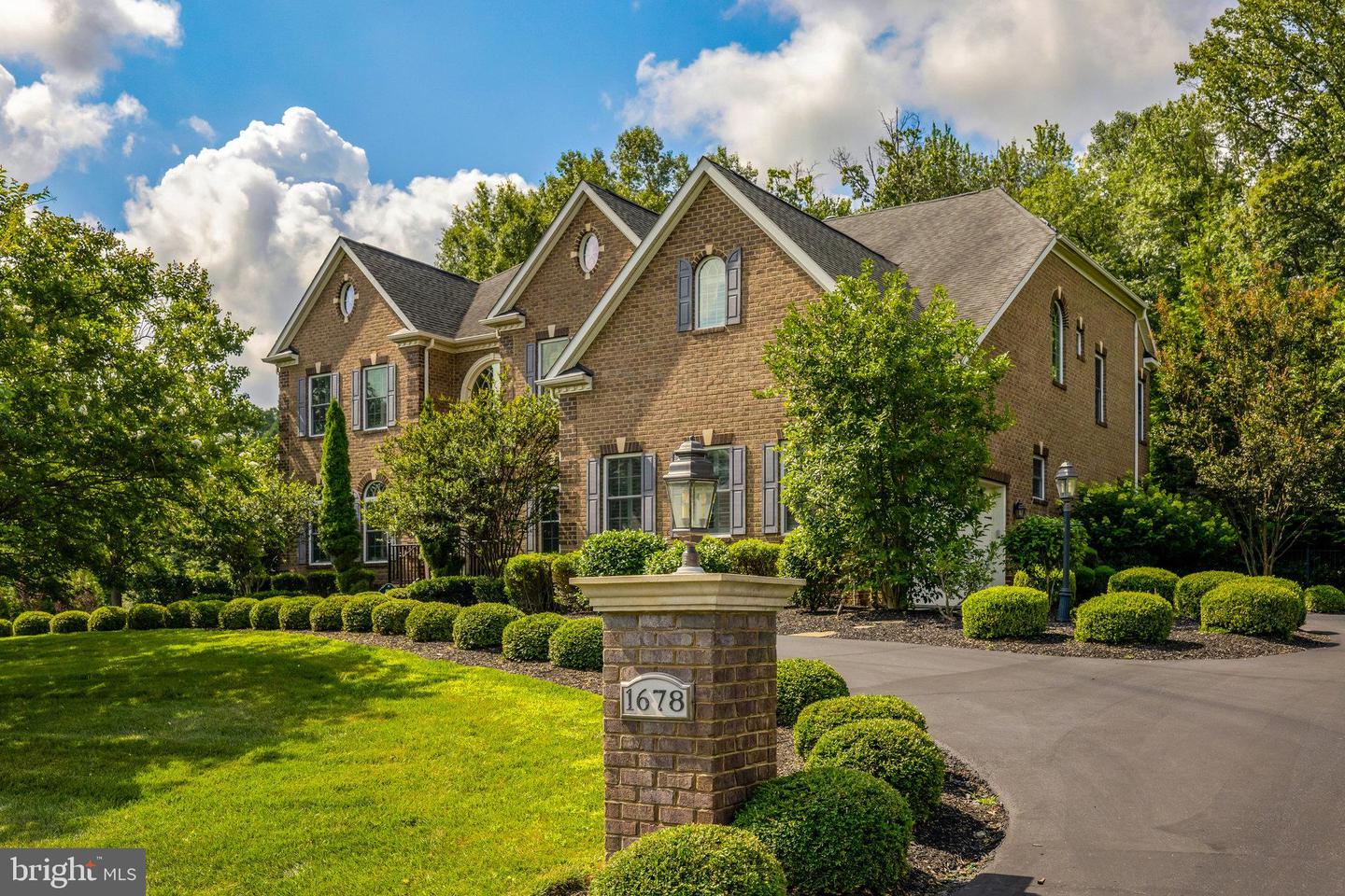 1678 Hunting Crest Way
