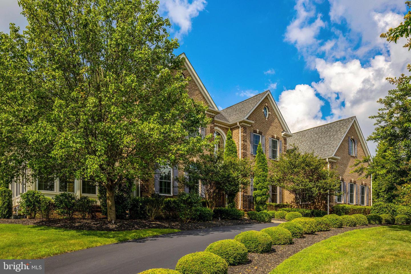 1678 Hunting Crest Way