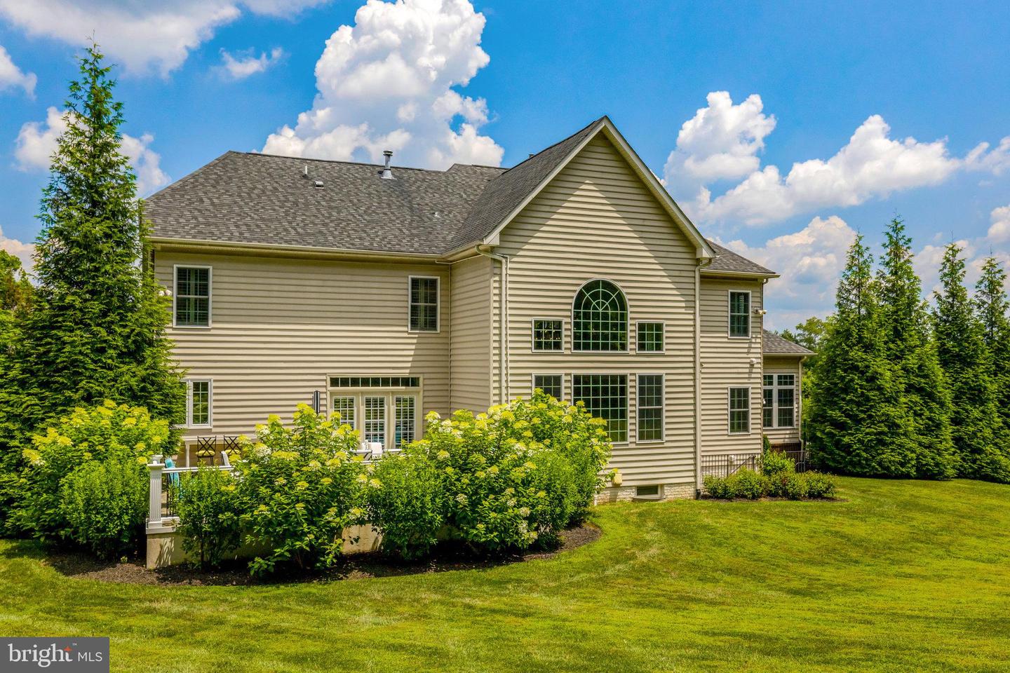 1678 Hunting Crest Way