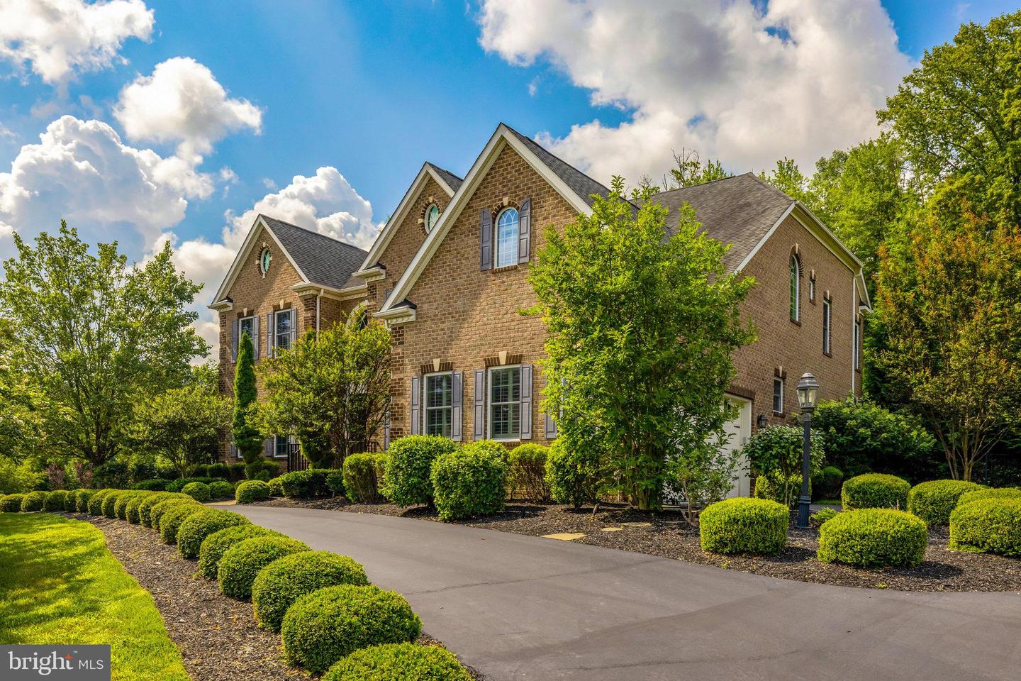 1678 Hunting Crest Way