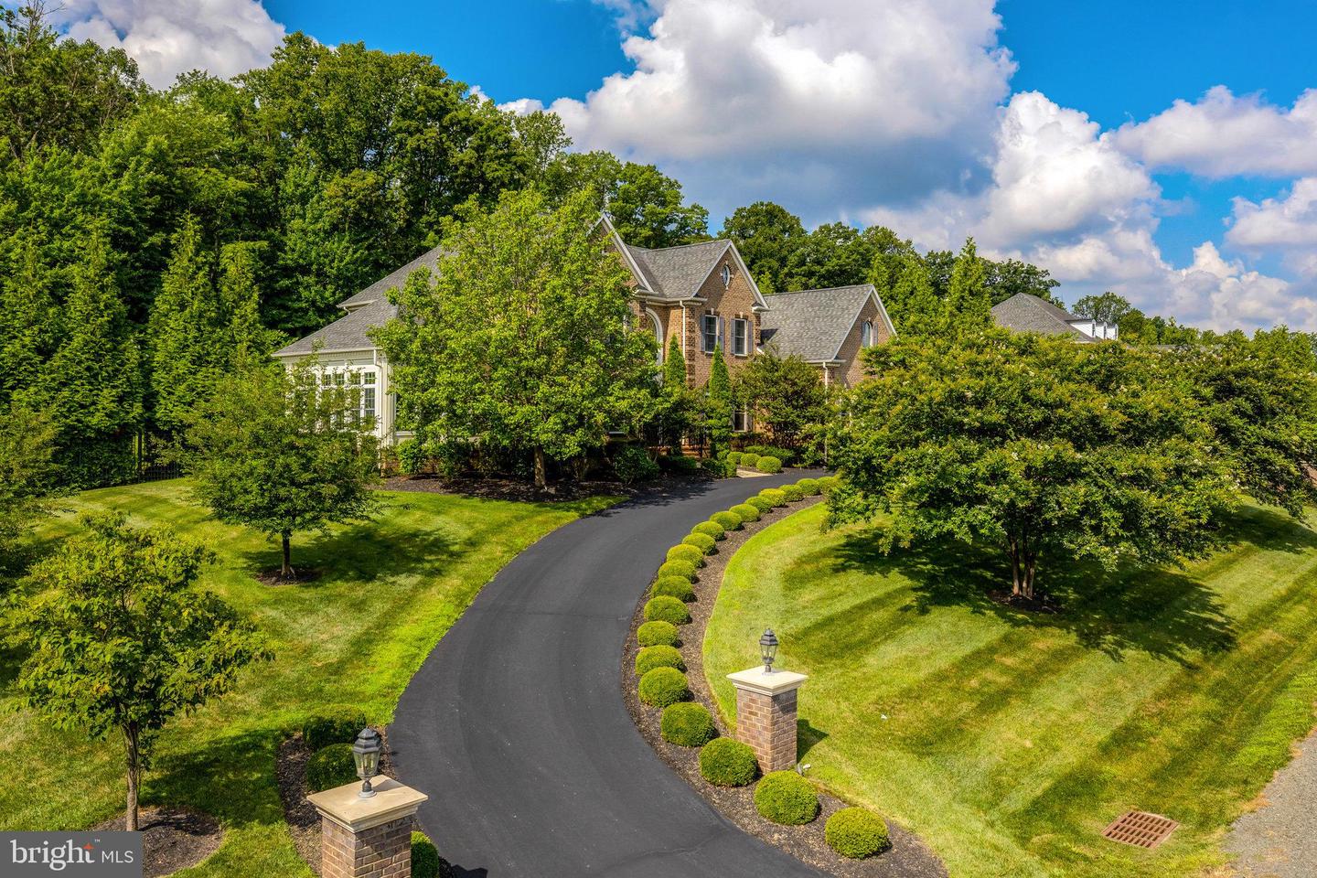 1678 Hunting Crest Way