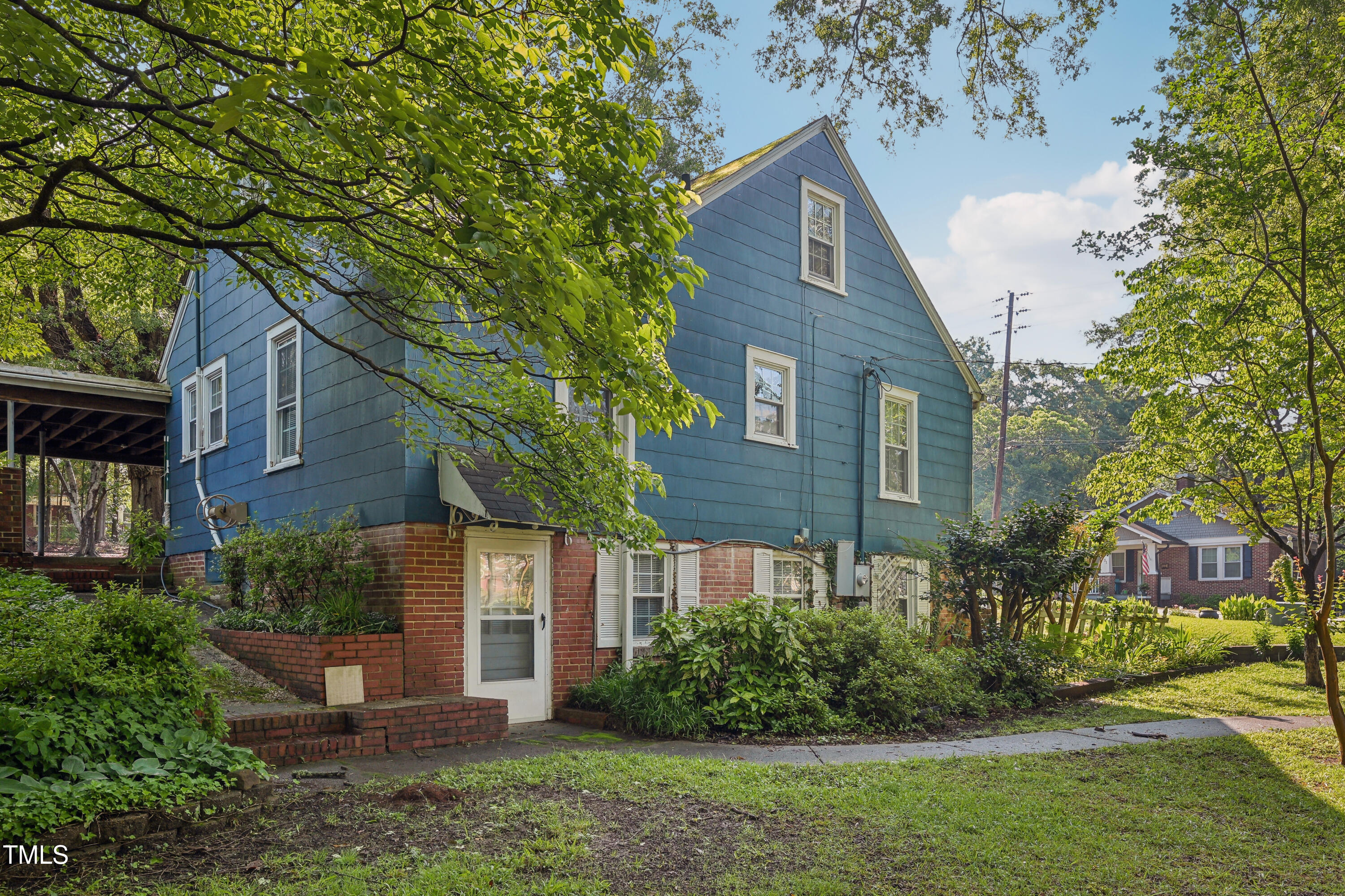 102 W Weatherspoon Street