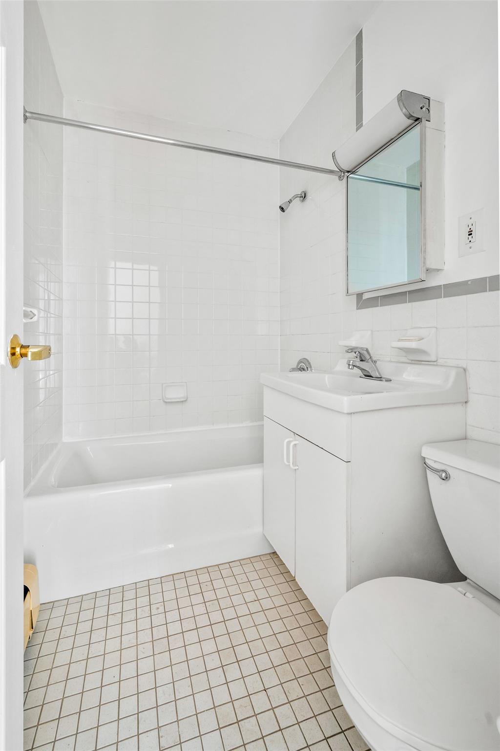 278 Nagle Avenue Unit: 2E