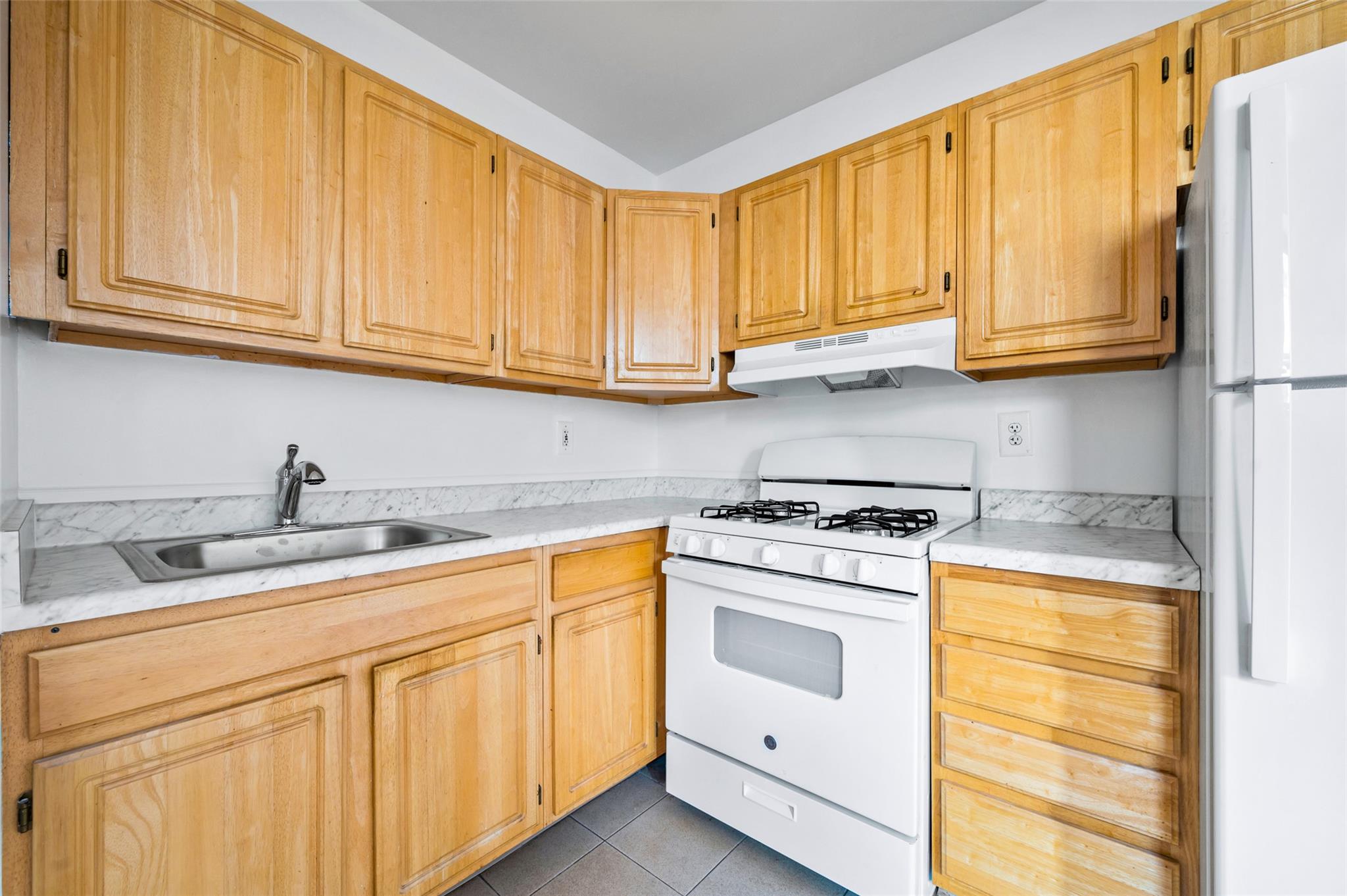 278 Nagle Avenue Unit: 2E