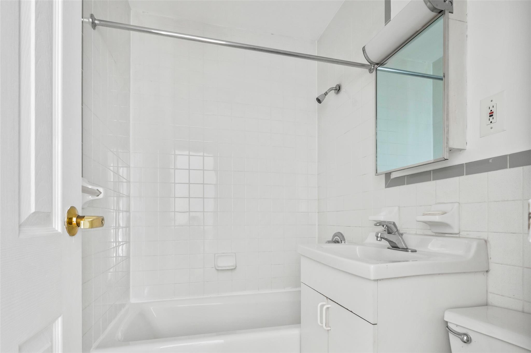 278 Nagle Avenue Unit: 2E