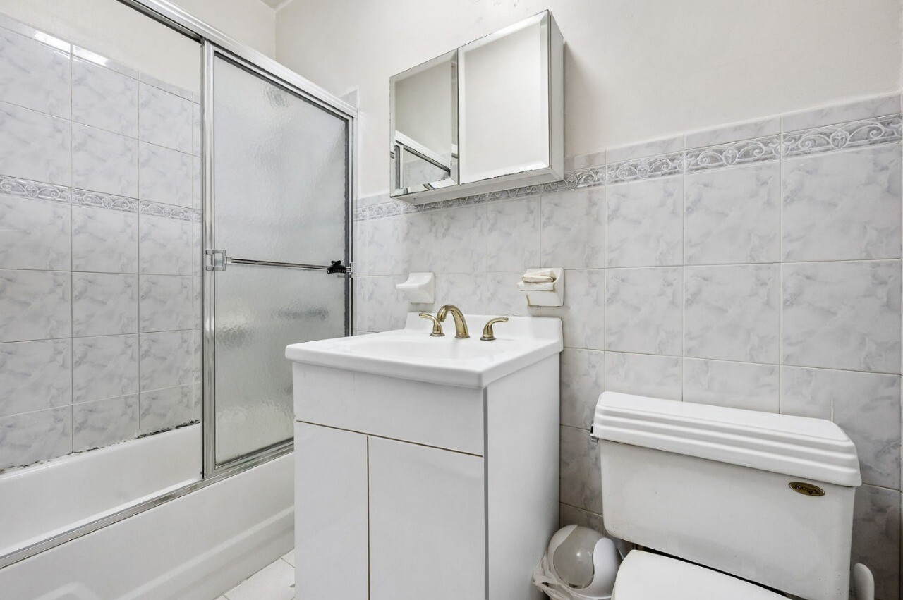 309 PARKVILLE Avenue