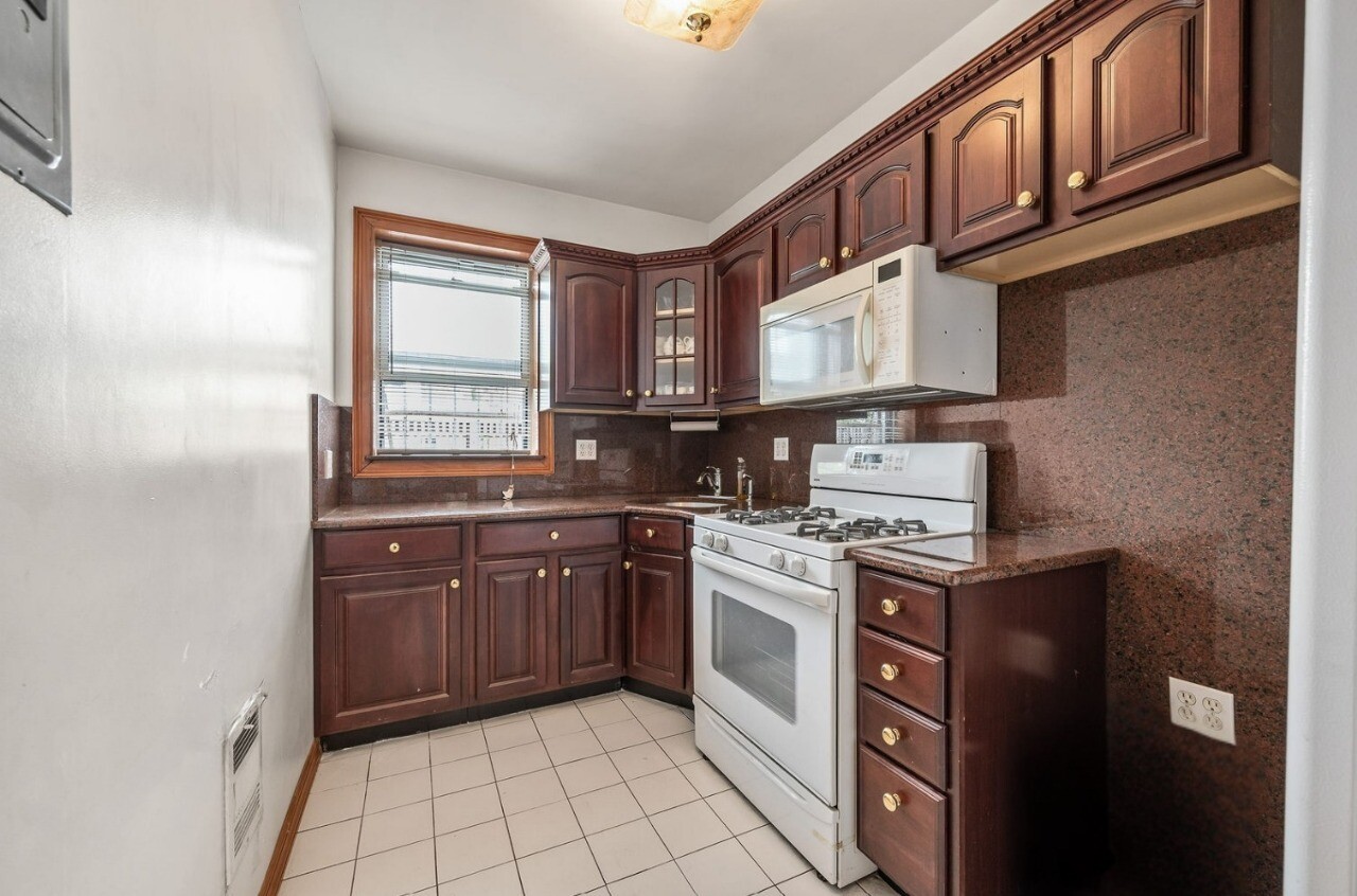 309 PARKVILLE Avenue