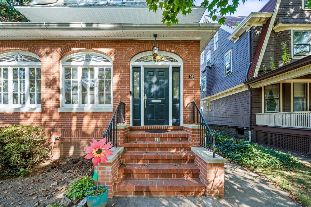 51 DEKOVEN Court