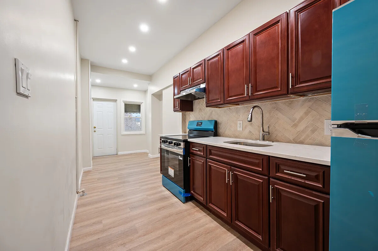 308 E 8TH Street 1
