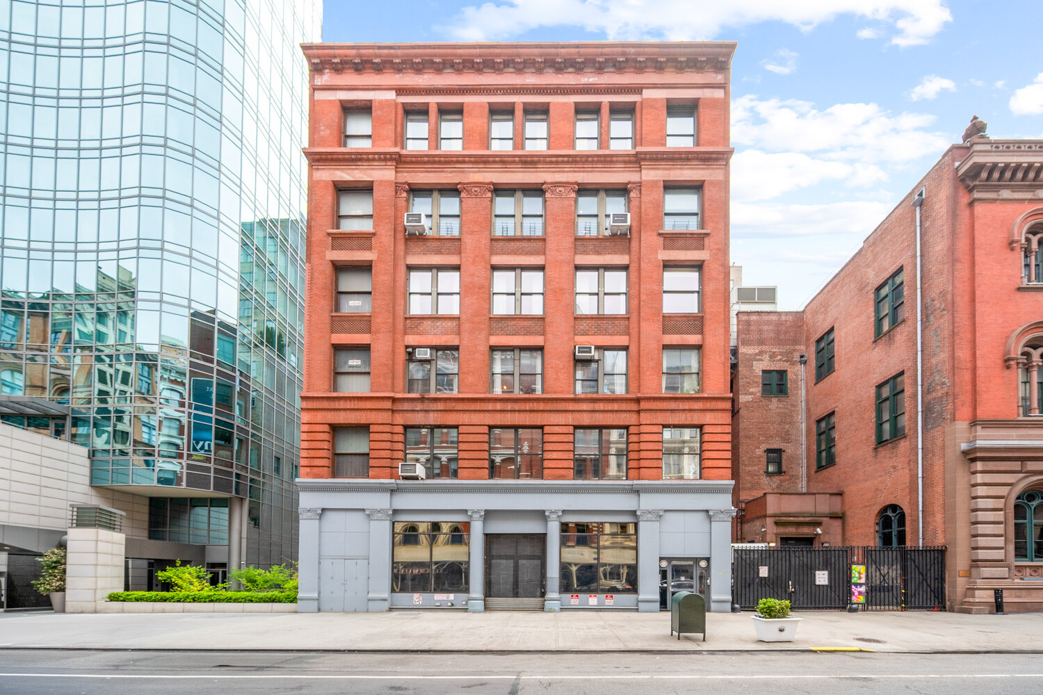 439 LAFAYETTE Street 3