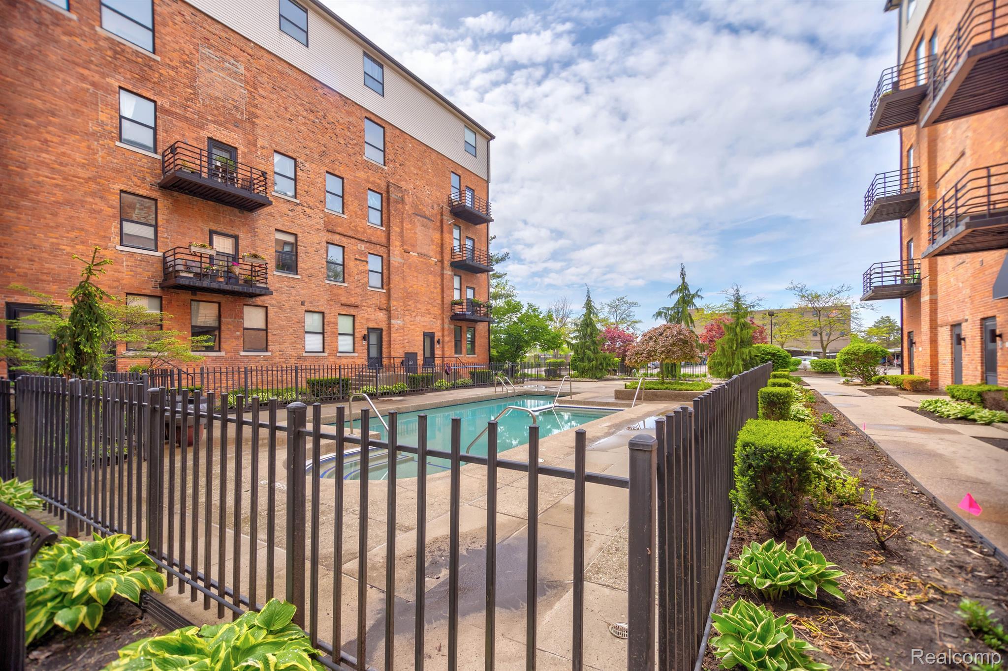 6533 E JEFFERSON Avenue 413W