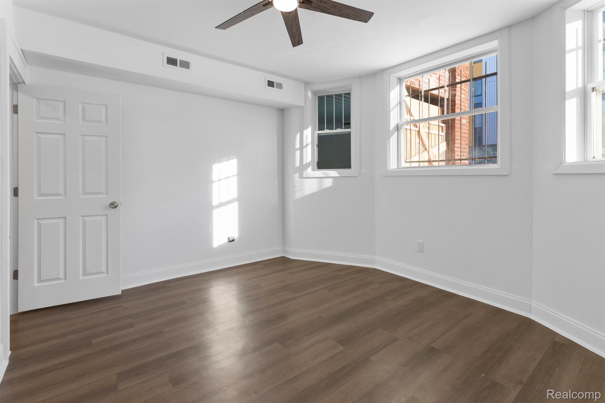 70 CLAIRMOUNT Avenue 1B
