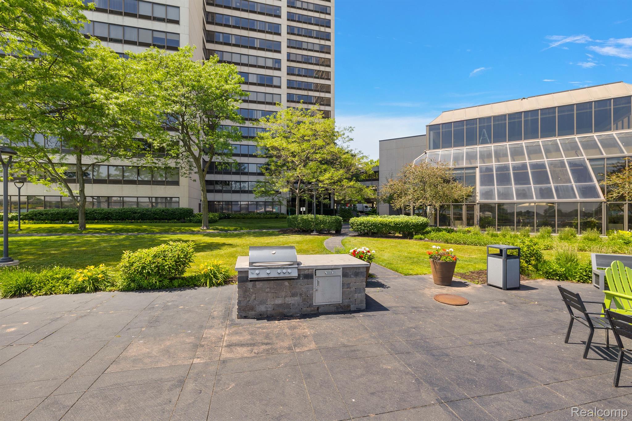 1001 W JEFFERSON Avenue 300 8i