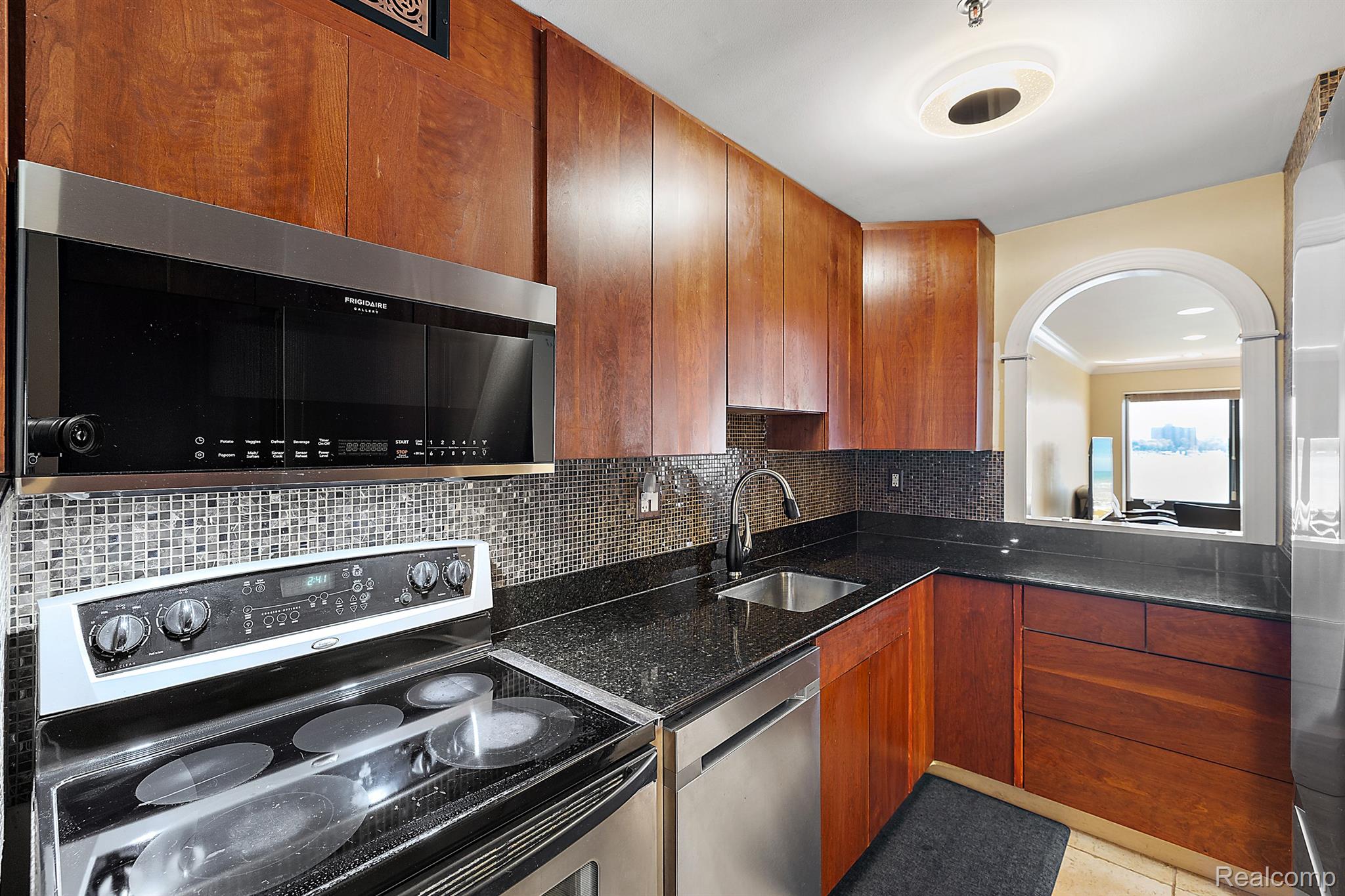 1001 W JEFFERSON Avenue 300 8i