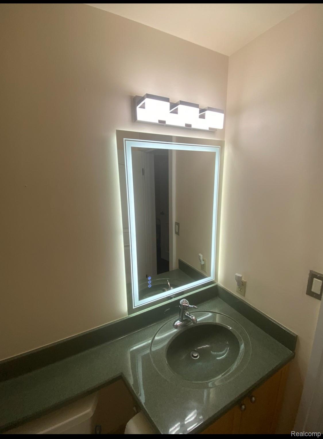 1001 W JEFFERSON Avenue 300 8i