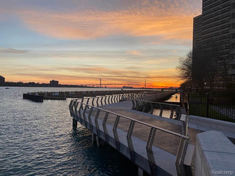 1001 W JEFFERSON Avenue 300 8i