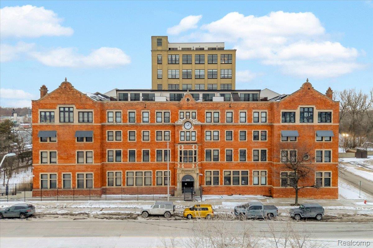 6533 E Jefferson Avenue 214W