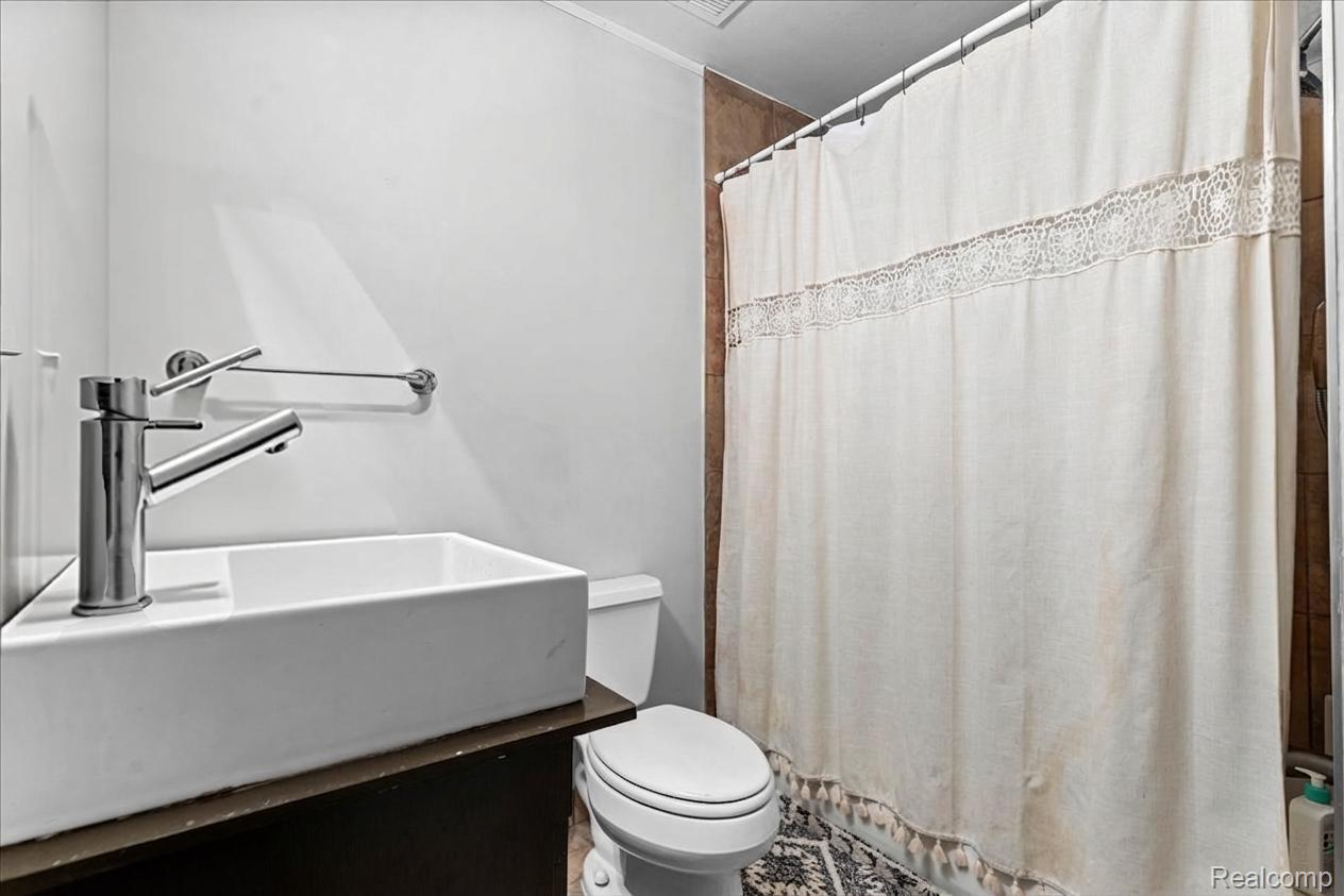 6533 E Jefferson Avenue 214W