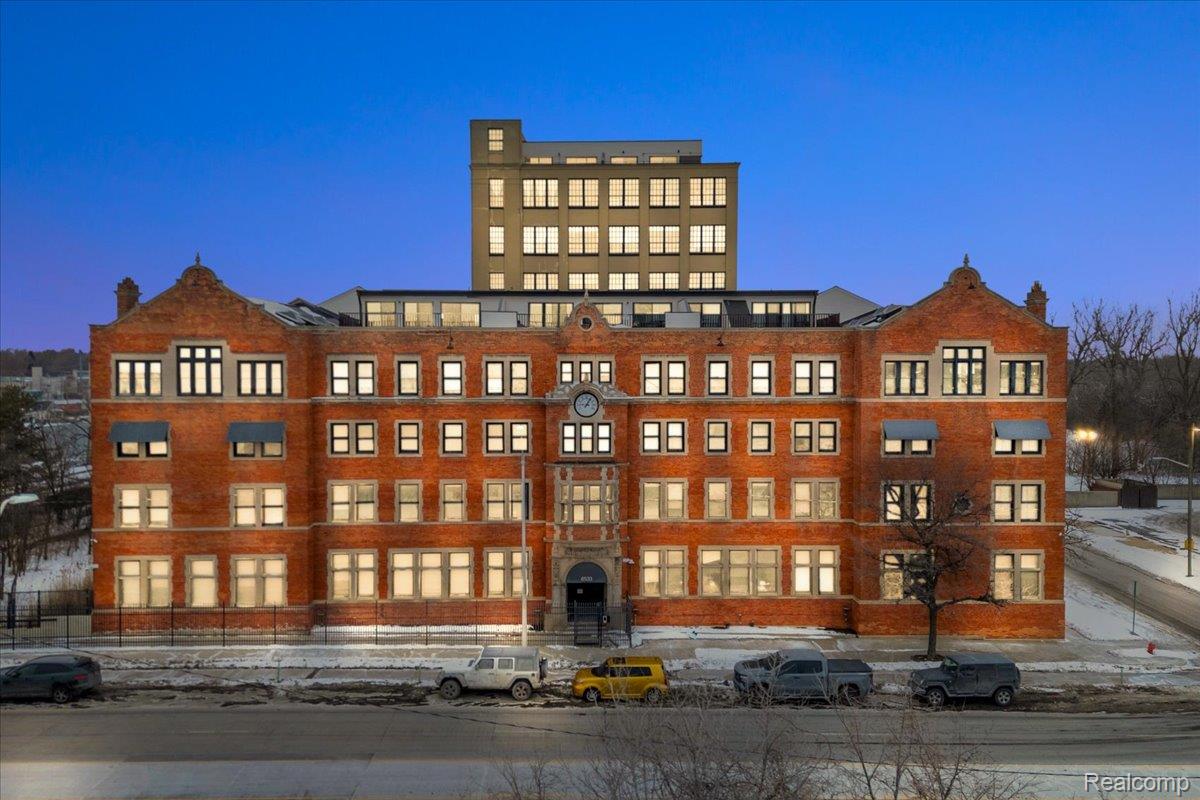 6533 E Jefferson Avenue 214W