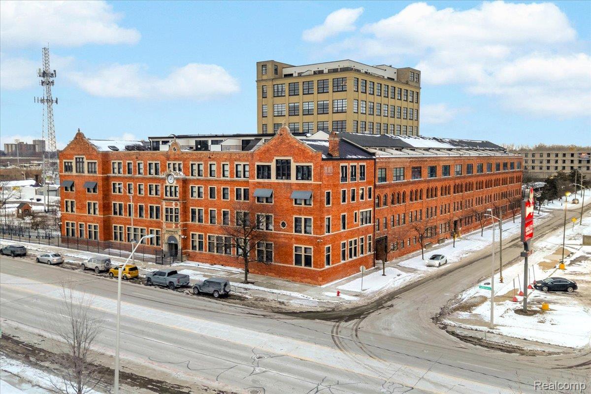 6533 E Jefferson Avenue 214W