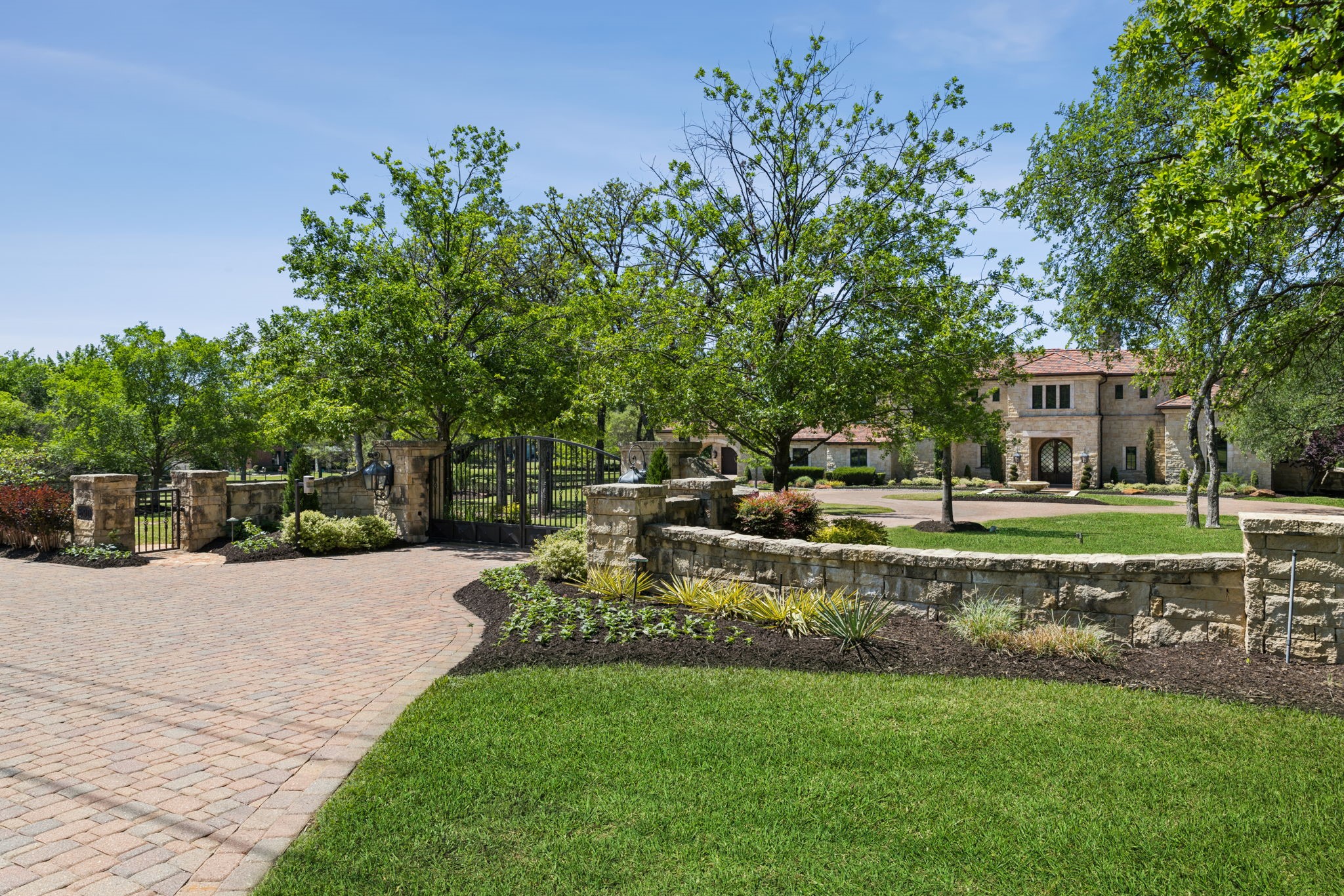 690 S Peytonville Avenue