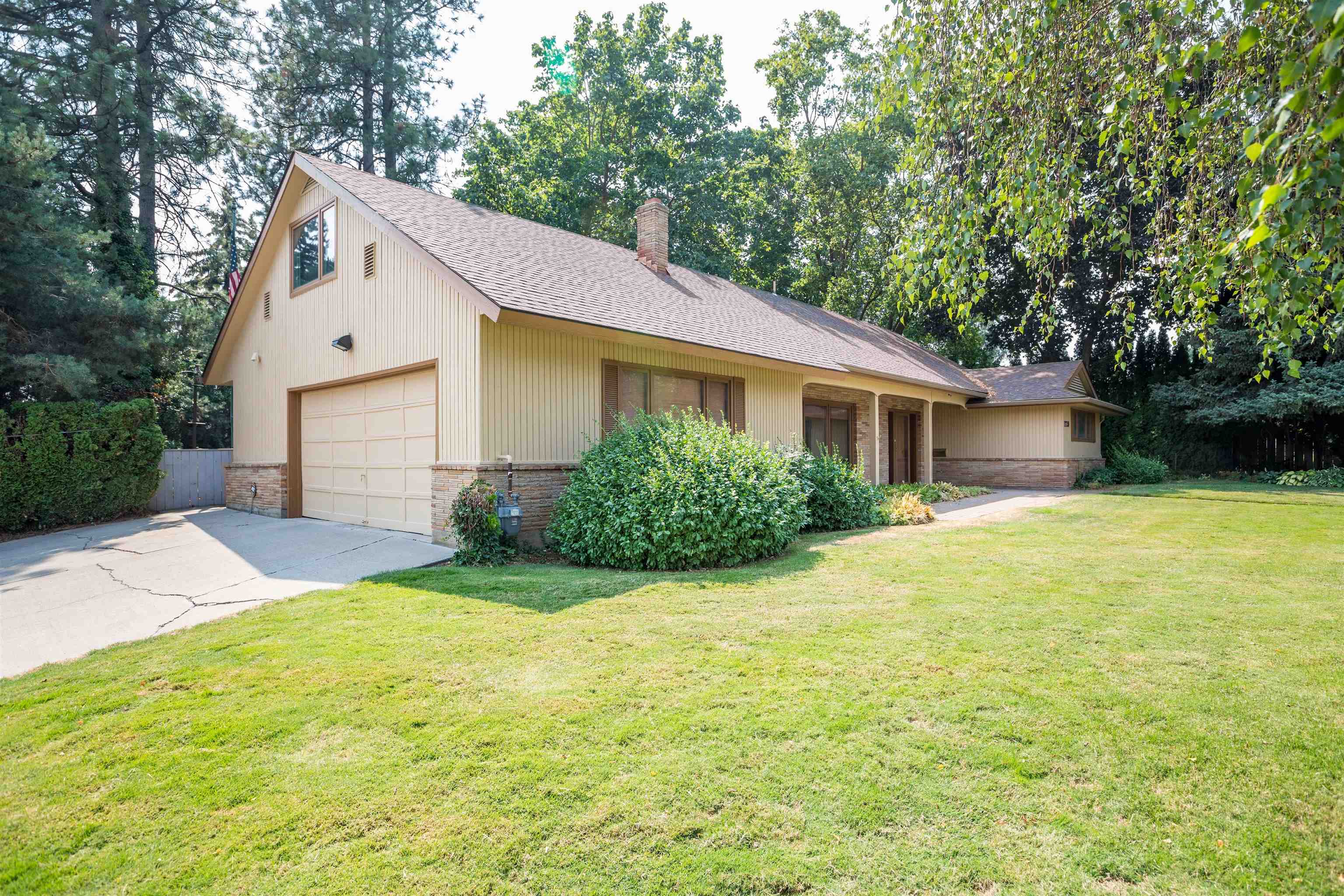 1728 E PINECREST Rd