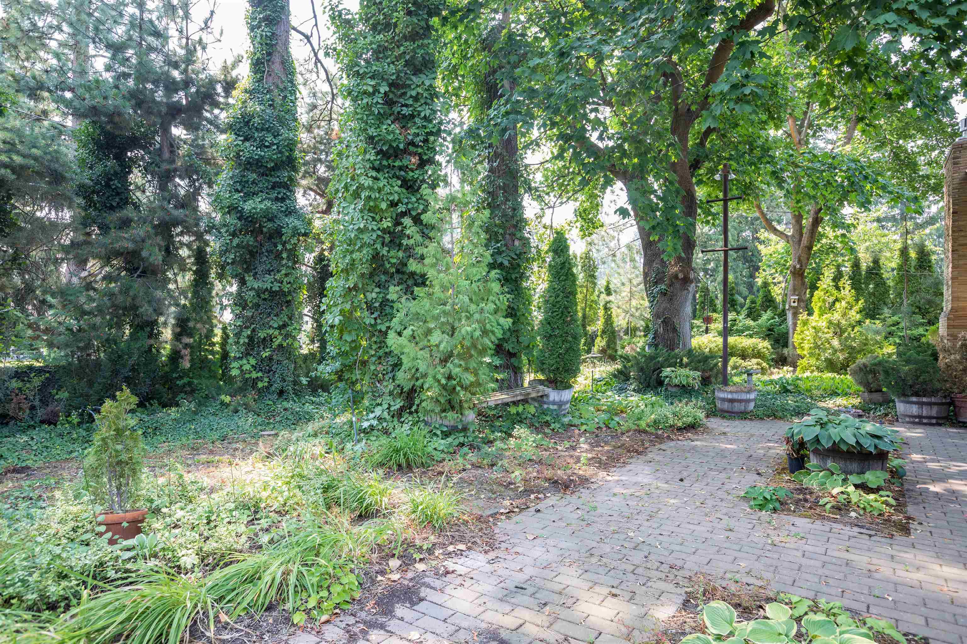 1728 E PINECREST Rd