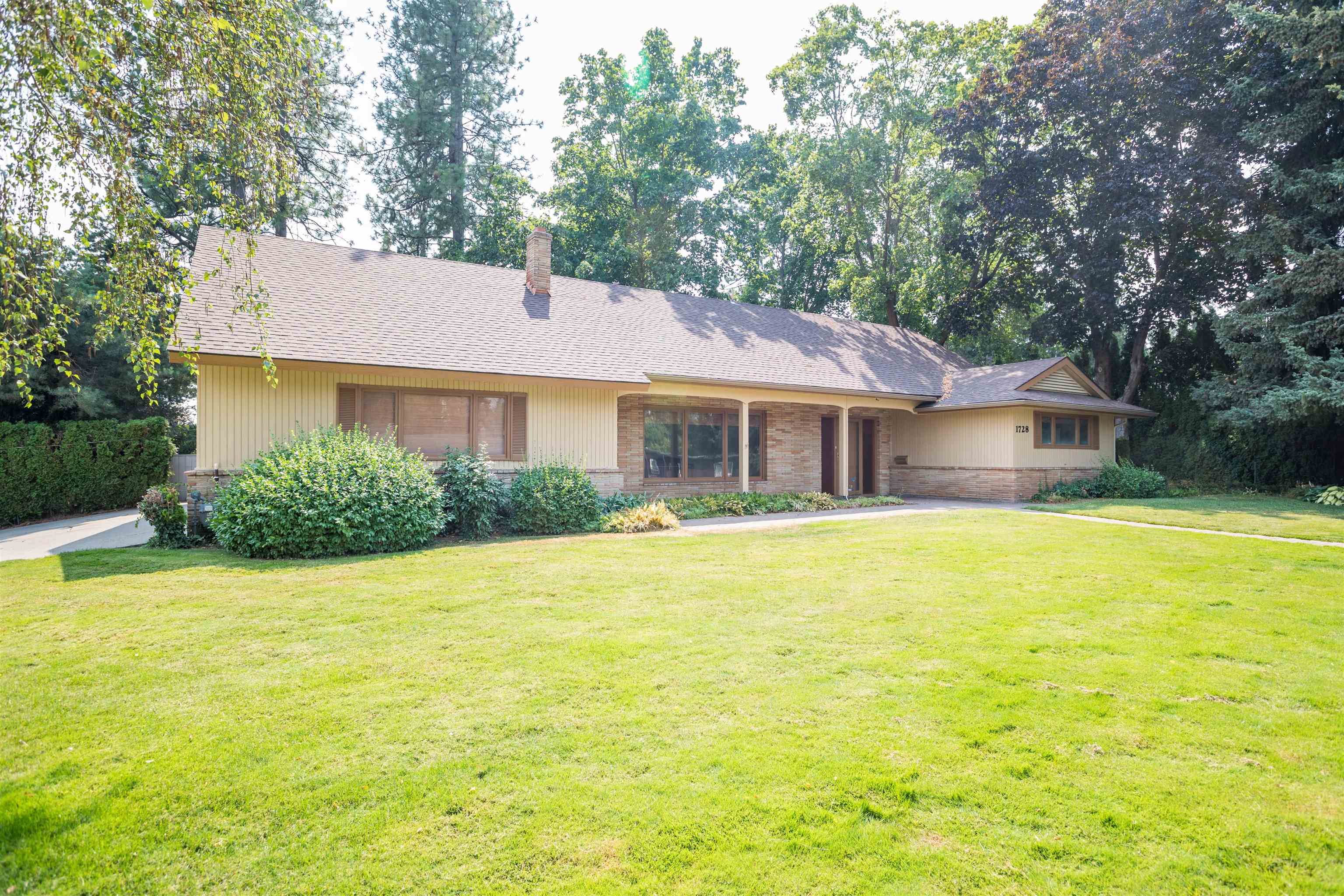 1728 E PINECREST Rd