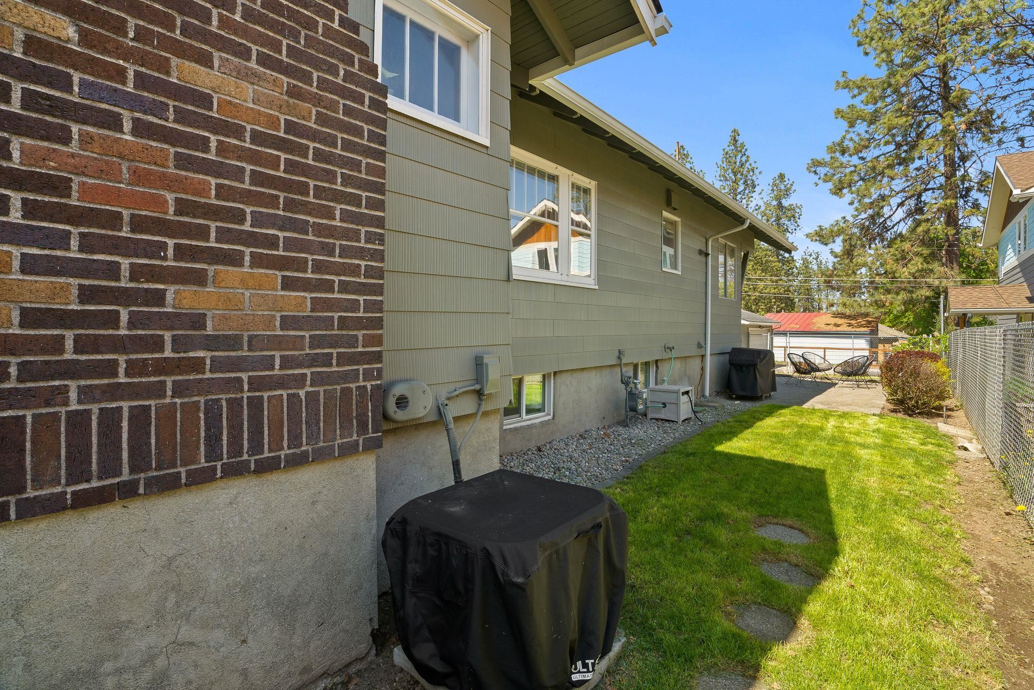 1214 W 20TH Ave