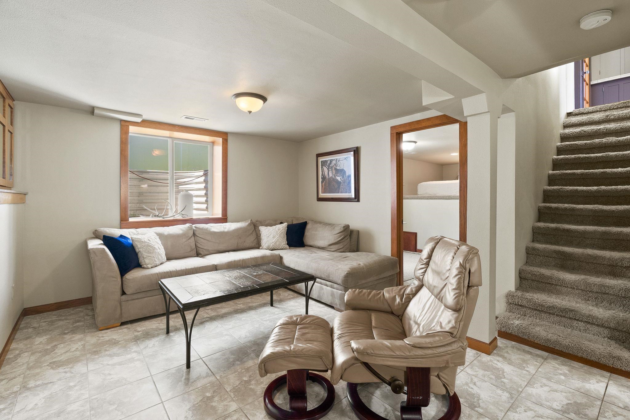1214 W 20TH Ave