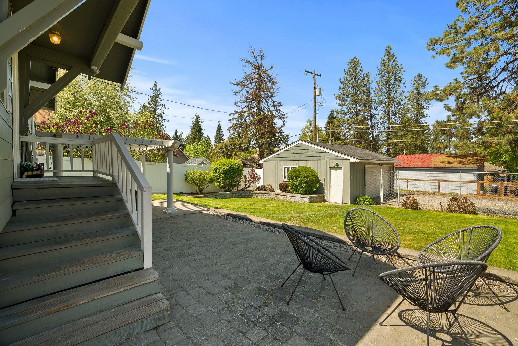 1214 W 20TH Ave