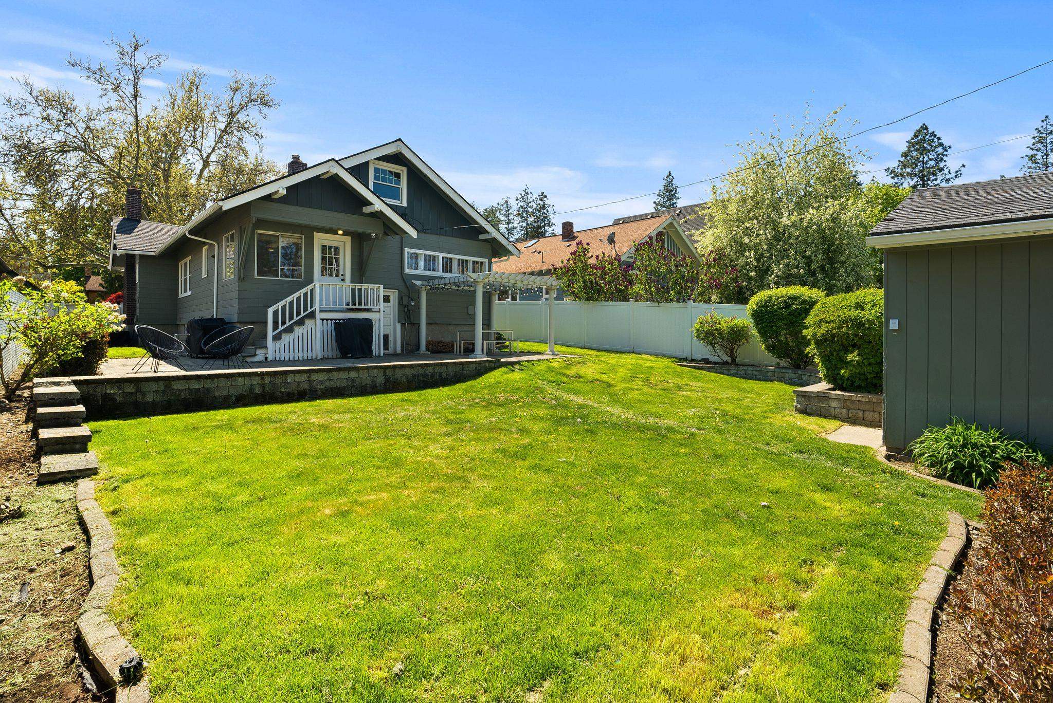 1214 W 20TH Ave