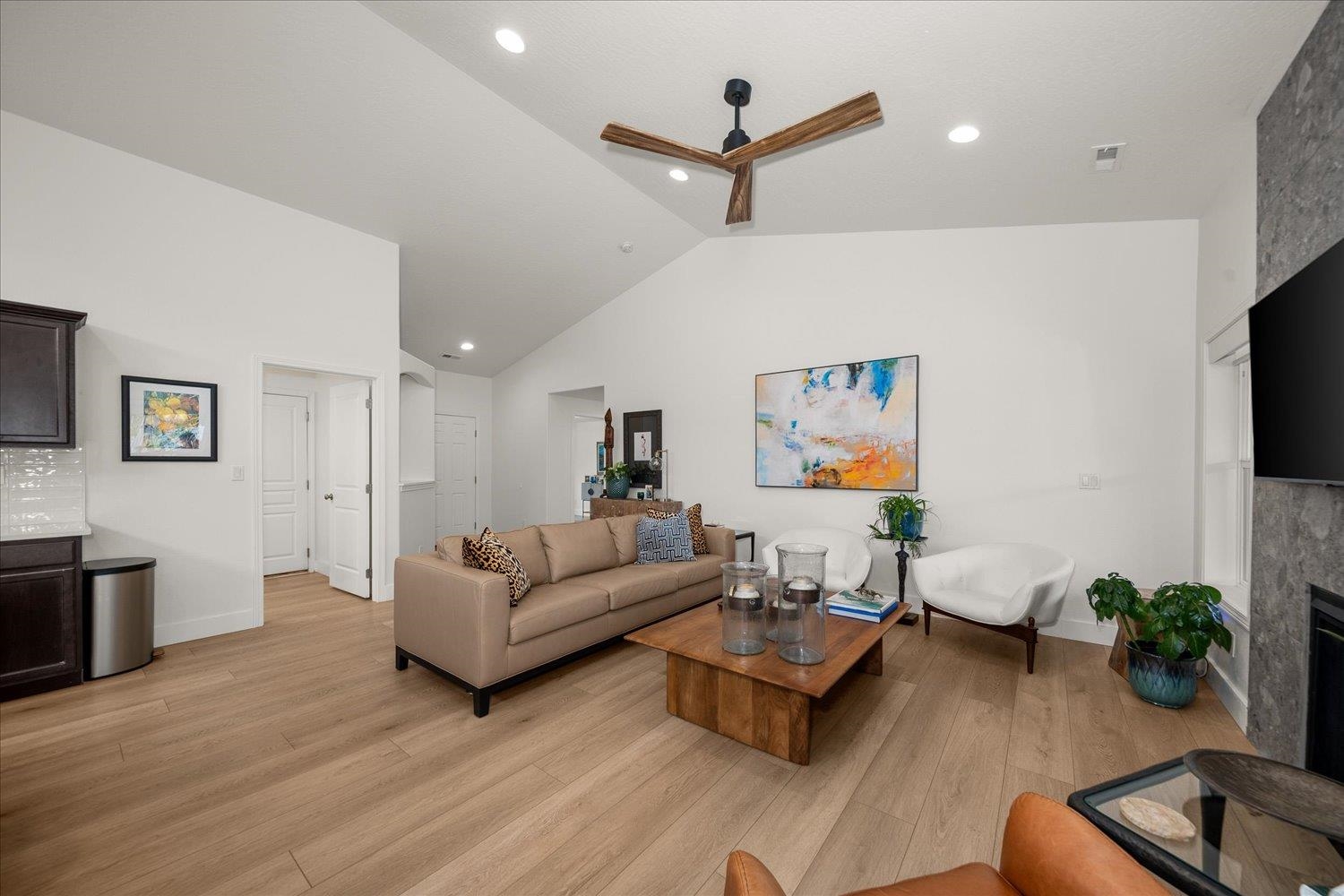 807 W BIRCHBEND Dr