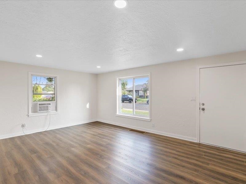 2228 W Everett Ave
