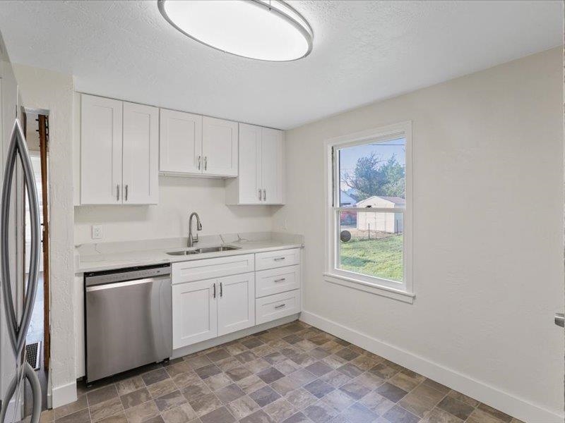 2228 W Everett Ave